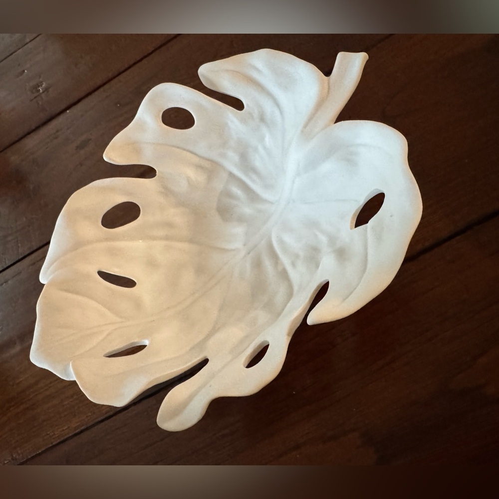 Anthropologie Monstera Leaf bowl